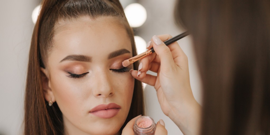 Fashion_Monitor's tweet photo. Contacts are everything. Hit the link to meet 7 freelance UK makeup artists: https://t.co/wcOIrNww7a #prcontacts #MUAs https://t.co/NbKNsBboTn