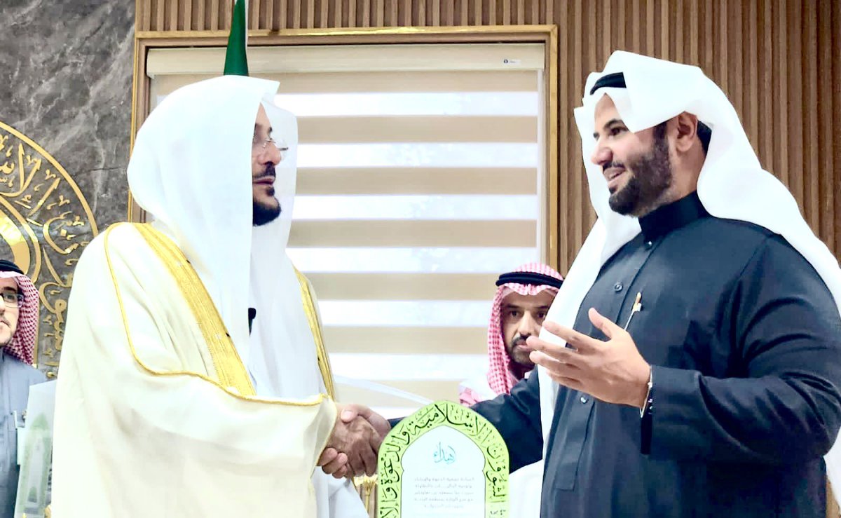 معالي وزير الشؤون الإسلامية والدعوة والإرشاد الشيخ الدكتور/عبداللطيف بن عبدالعزيز آل الشيخ يكرم جمعية الدعوة والإرشاد وتوعية الجاليات بالأطاولة ؛ الراعي الرسمي لبرنامج نماء وانتماء بالتعاون مع فرع الوزارة بمنطقة الباحة ، والذي يبرز جهود خادم الحرمين الشريفين الملك سلمان بن