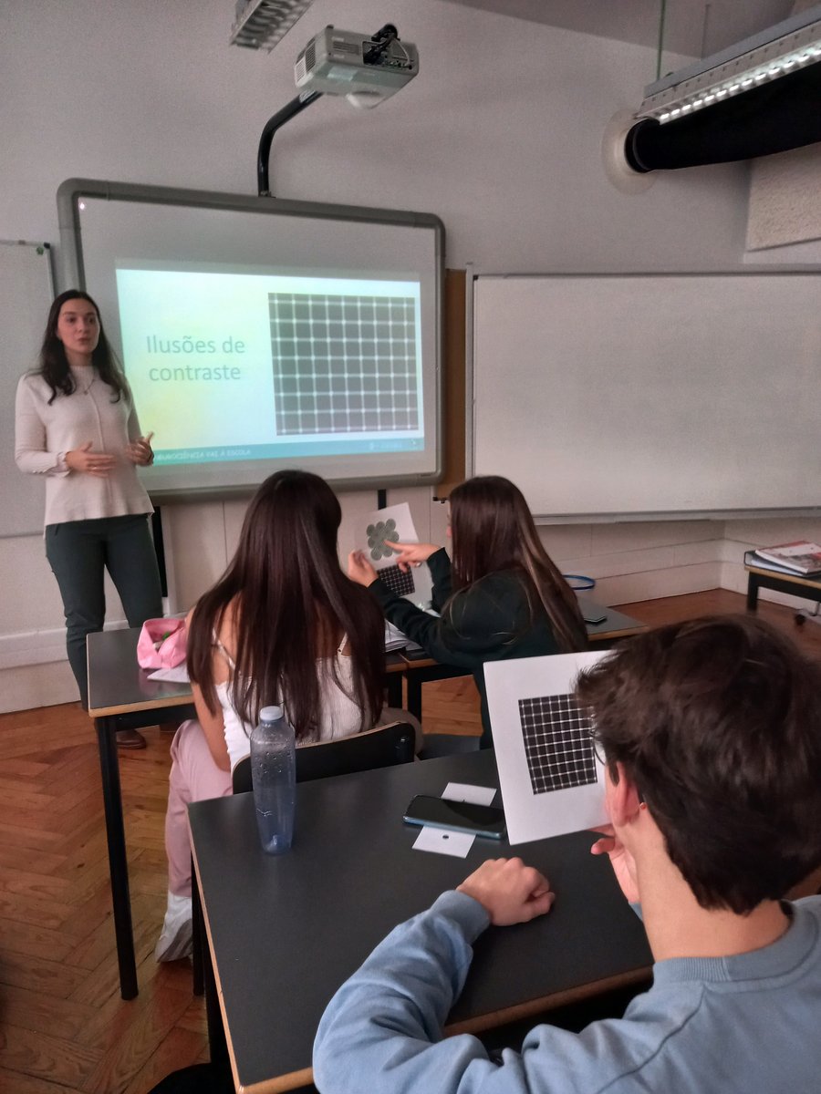 This week we visited Escola Secundária de Avelar Brotero to talk about neuroscience with high school students. 🧠👀 Well done, @Joana_Sayal! 👏