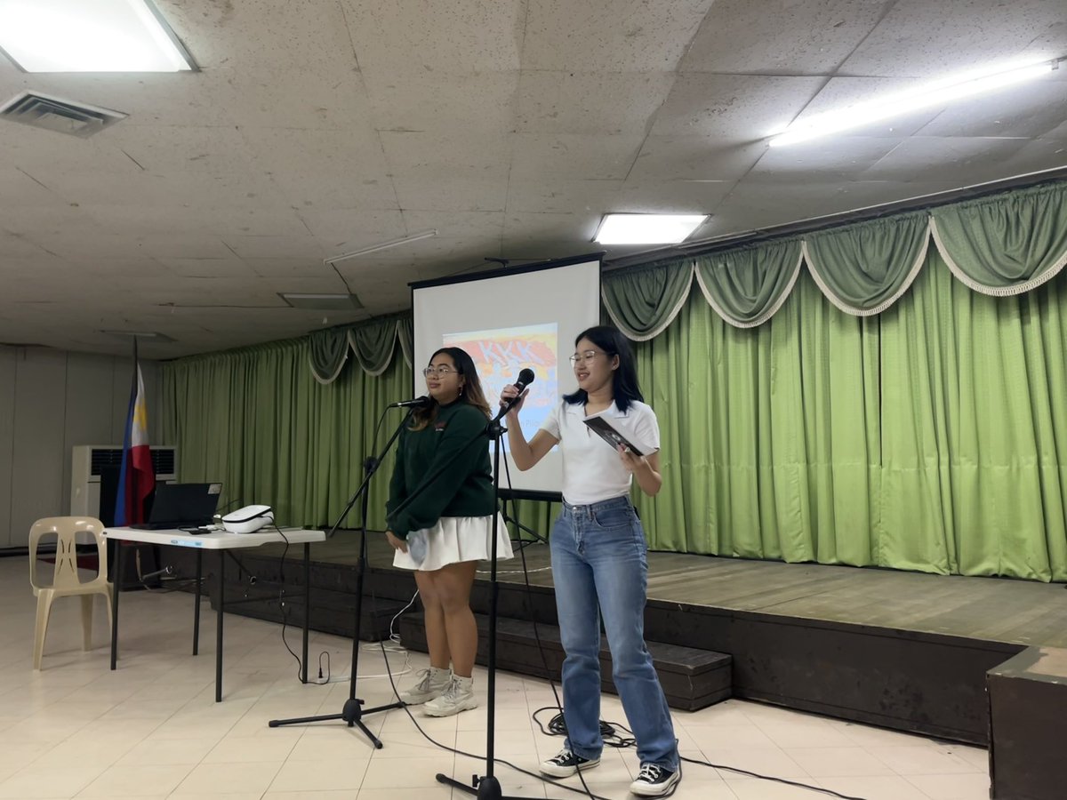 TheUPLBJocks's tweet photo. Matuto mula sa masa, tungo sa masa! 💜

Samahan sina Reagan 📼 (@deinedegzmn) at Monroe 🦢 (@wtafbecca) sa pagbubukas ng Pangunahing Kursong Masa o PAKUM Fest hatid ng Gabriela Youth-UPLB. Nagaganap ang unang ED na MKLRP sa Makiling Ballroom Hall.

#IDEVAW2023
#TheUPLBJocks 🎙️ https://t.co/uuteTcd7Z6