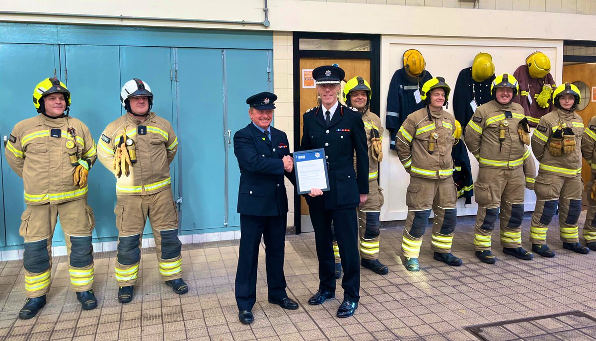 Yesterday, crews in @LFBKenChel said farewell to Firefighter Des Murphy. Firefighter Murphy has retired after serving his entire 25 year career stationed in Kensington & Chelsea. From the entire Brigade, we wish him every happiness in the future!