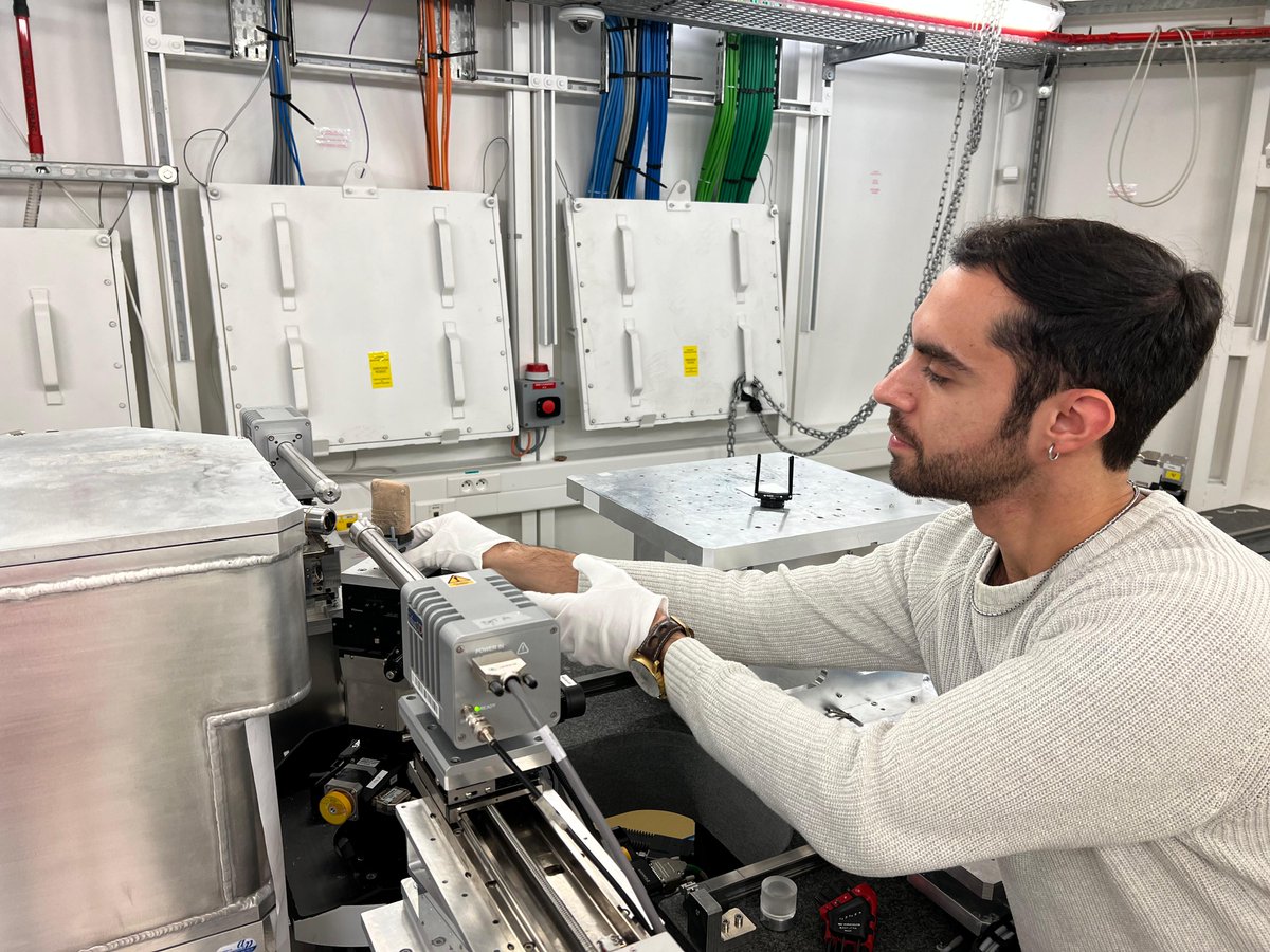 MirkoSurdi's tweet photo. Ever wondered how 4-millennia-old cuneiform tablets and a third-gen particle accelerator might come together? We're in France at the Synchrotron SOLEIL, analyzing four cuneiform tablets from the collection of @ugent. More details to come – keep an eye out! @FWOVlaanderen @assyr_u https://t.co/HjDuRya7DL