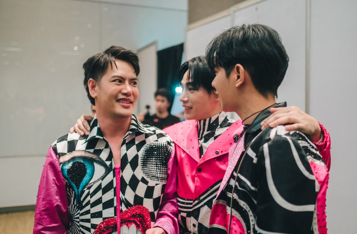 rhyusakii's tweet photo. ทวิตนี้ขออวยยศพี่อ๊อฟกับพี่ไซ์หน่อย รู้สึกคอนนี้เปิดโลกหลายๆอย่าง รู้สึกรักพี่ๆมากขึ้นกว่าเดิมมากๆๆ ทั้งค.เก่งโปร และค.น่ารักต่อเฮียและนุชแบบสุดซึ้ง🥹 วันที่2 ตอนถ่ายฟตก.เสร็จ ระหว่างเฮียโดนรุม นุชเรียก (1) #เป๊กอ๊อฟไอซ์ #เป๊กผลิตโชค #PeckPaLitChoke #PeckAofIceInFriendnityConcert https://t.co/cBUBHrgq1K