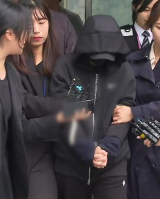 puonline's tweet photo. 경찰, 오늘 남현희·전청조 대질신문...공범 의혹 수사 '속도'
경찰이 사기 혐의로 구속된 전청조 씨의 공범 의혹을 받는 남현희 씨를 오늘(8일) 다시 불러 전 씨와 대질 조사를 진행할 예정입니다.
#경찰 #남현희 https://t.co/rUEAy2p4uW