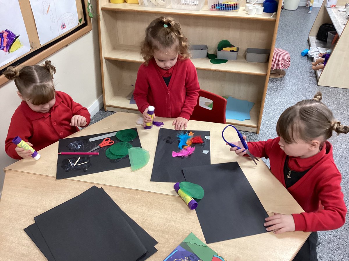 WMPrimaryF1's tweet image. Busy cutting and sticking to make beautiful pictures. #verycreative