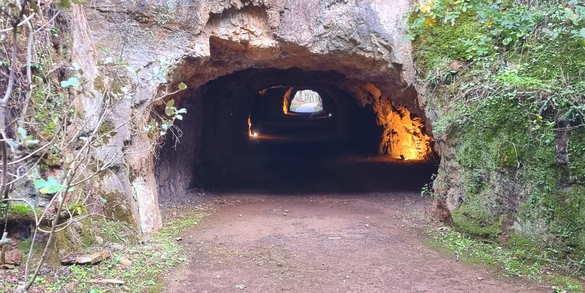 La segunda visita al #territorio del programa de
<a href="/EFields_Fest/">Electronic Fields Festival</a> fue a la <a href="/MN_MinalaJayona/">Mina La Jayona</a>. ¡Vaya bellezón de lugar!  La naturaleza construye sobre la historia humana