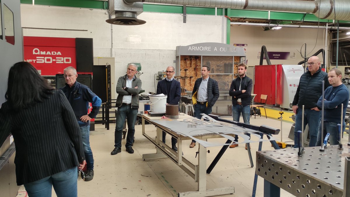 GSVBressuire's tweet photo. Visite du plateau technique de métallurgie du LP Vinci par les chefs d'entreprises du Pôle Metal 2S et présentation de la nouvelle découpe laser financée par la Région Nouvelle-Aquitaine.
Des partenaires incontournables pour nos apprentis. #CLEE #PM2S #CFAA https://t.co/FgCobpvKku
