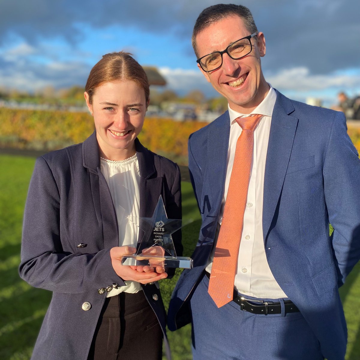 Jockey Olivia Tubb won yesterday's @BHAHorseracing @jockeytraining Development Award and accepted her trophy from @GeorgeENB1982 She has applied herself really positively to her career showing great improvement in so many areas 📽️ICYMI watch film here: youtu.be/lhxl-8Geo_s?si…