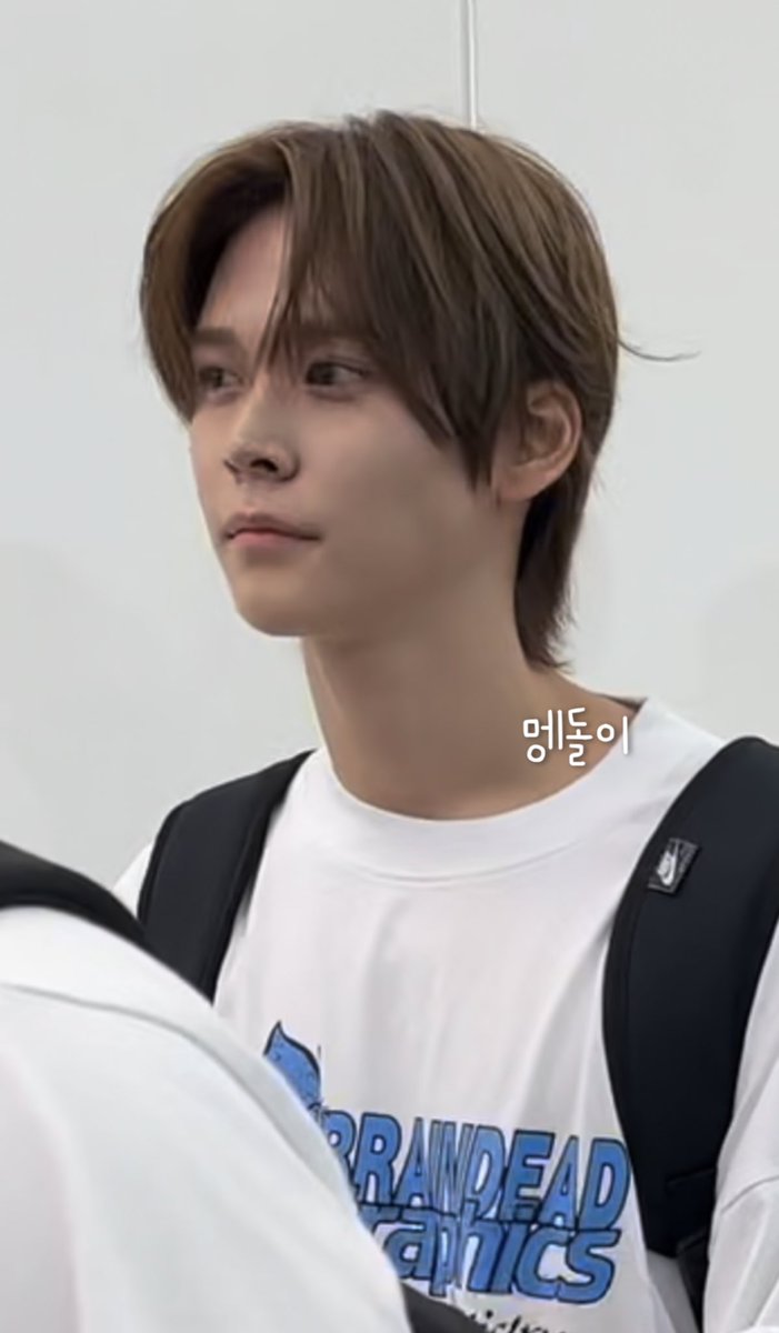 너무 심심해서 8월 사진 돌려보고 있음 .. ;; 
머리 한가닥이 너무 웃궈 …. 

😭
 
230819 #은석