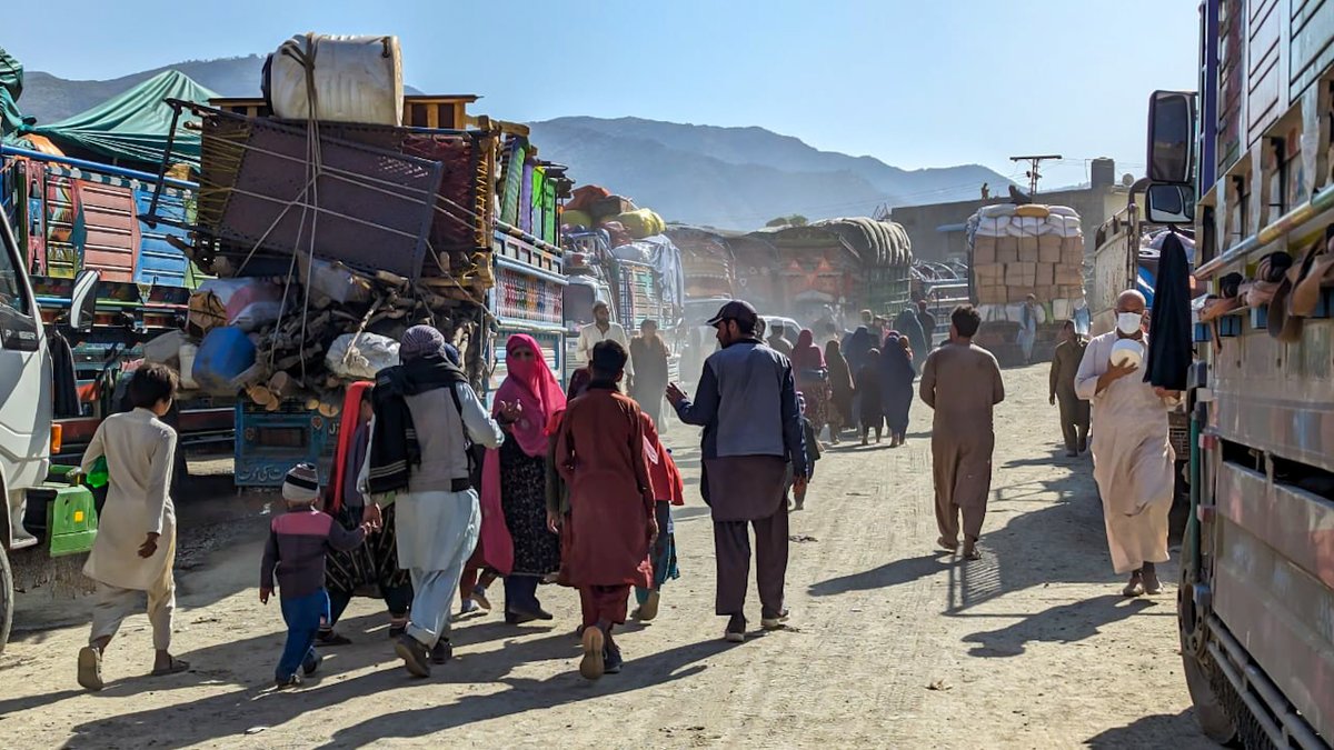 📢IOM and <a href="/UNHCRPakistan/">UNHCR Pakistan</a> are continuing to closely document the large-scale movements and deportations of Afghans at border crossing points.

Stay informed about the latest information on the arrests, detentions, &amp; deportations of Afghan nationals👉bit.ly/3SwR1br