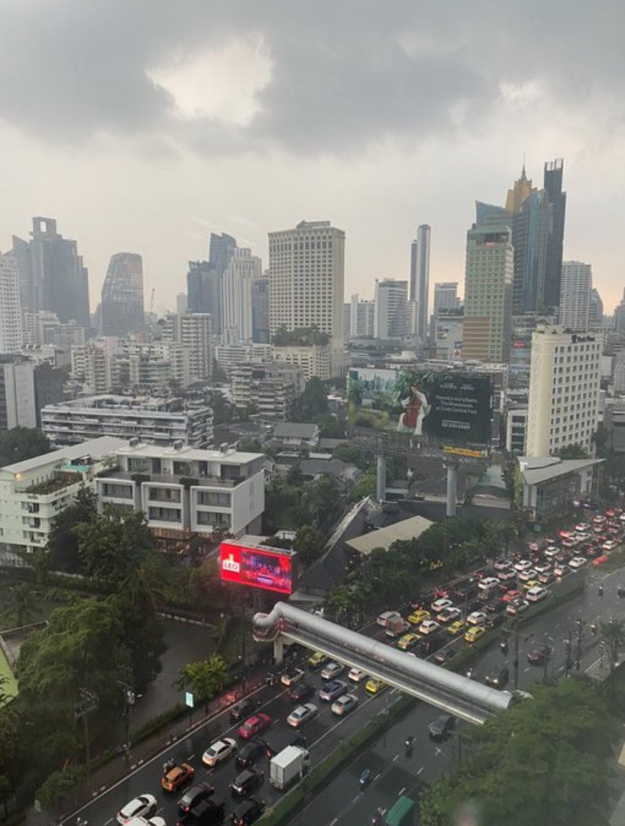 Tv5hdOnline's tweet photo. #js100radio ฝนตก ฟ้าร้อง ปริมาณรถมุ่งหน้าแยกอโศกเยอะ
#TV5HDonline #ททบ5 #รายงานจราจร #ฝนตก #รถติด https://t.co/GYBH0N0kCL