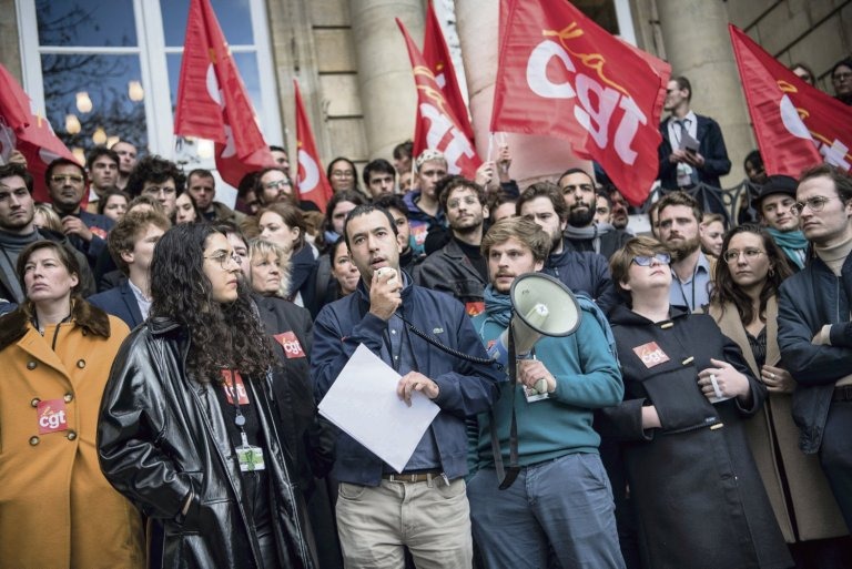 humanite_fr's tweet photo. Du jamais-vu à l’Assemblée nationale : plus d’une centaine d’assistants parlementaires ont fait grève, mardi, et manifesté dans l’enceinte du Palais Bourbon. Ils réclament la création d’un statut de collaborateur et le respect du droit du travail.
👉https://t.co/3Ce2YRFKEm https://t.co/xTZNq9nZby