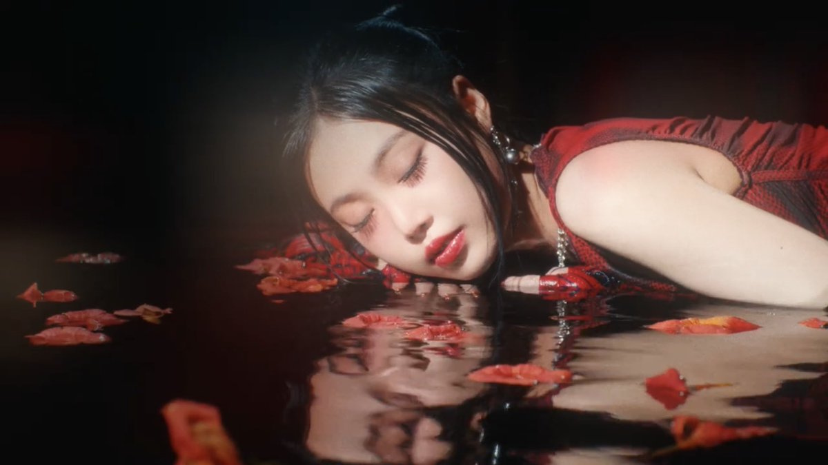 soosoothinker's tweet photo. red is HER color.

#SOOJINSOLODEBUT
@BRD_SOOJIN #아가씨 https://t.co/QwUyALsZwH