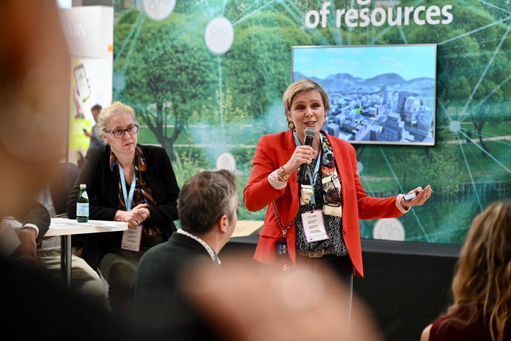 Veolia_Es's tweet photo. Hoy en @SmartCityExpo presentamos las soluciones de los centros #Hubgrade by @Veolia.
Esta innovadora unión de la #digitalización de datos con nuestra experiencia en medioambiente nos permite evaluar y optimizar toda nuestra actividad en #agua, #energía y #residuos.
#SCEWC23 https://t.co/YaZ2d4KML3