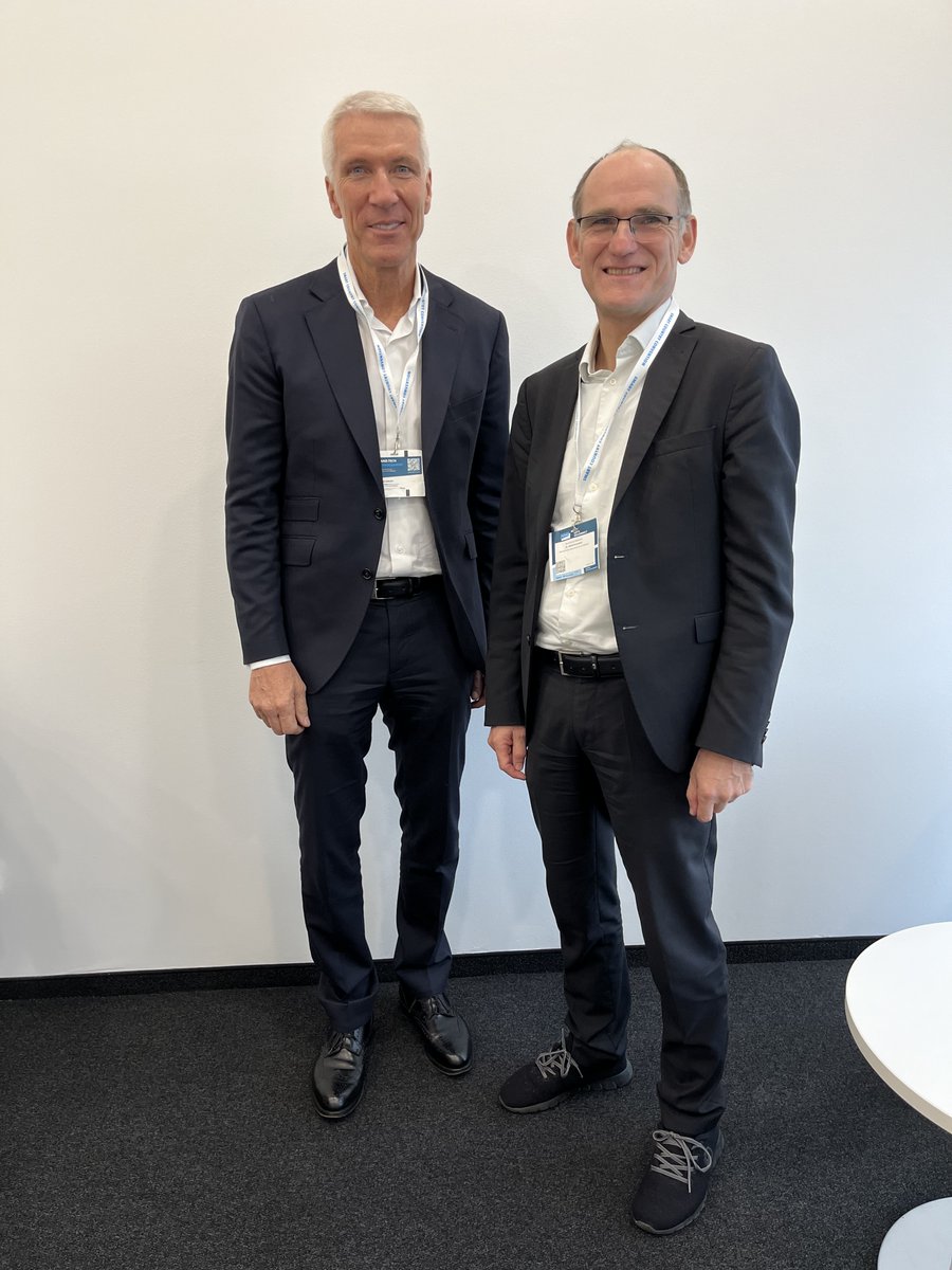 ITZBund's tweet image. Auf der #SCCON23 trafen sich @Bitkom-Präsident @RalfWintergerst  und @A_Kranstedt  und tauschten sich darüber aus, wie Wirtschaft und Staat die #DigitaleVerwaltung gemeinsam weiter vorantreiben können. Das ITZBund ist gemeinsam mit dem @BMI_Bund an einem Stand vor Ort.