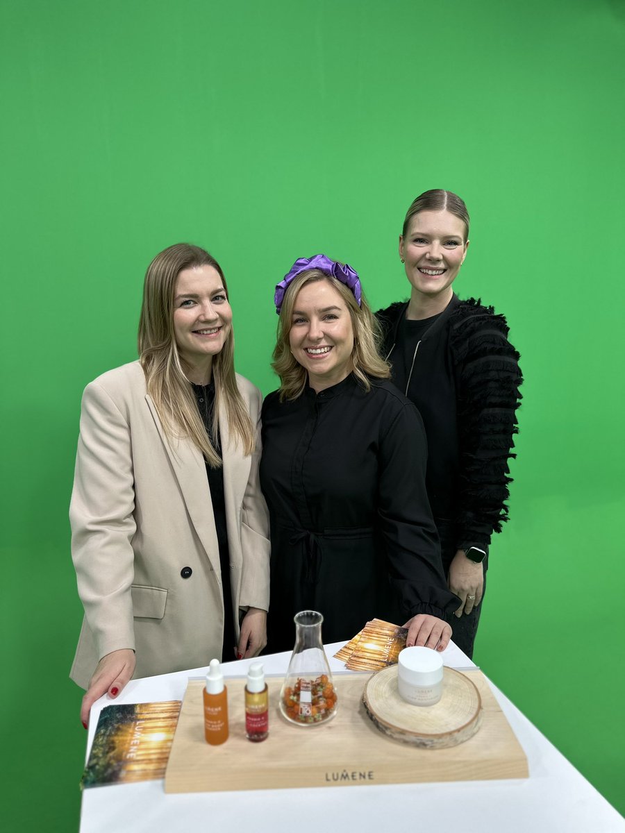 Kemianteollisuu's tweet image. Maailman suurimmassa #etäTET -striiimissä oppilaat pääsevät pian työkylään jäsenyrityksellemme #Lumene lle, jolta Susanna, Johanna &amp;amp; Iina äänessä! ✨