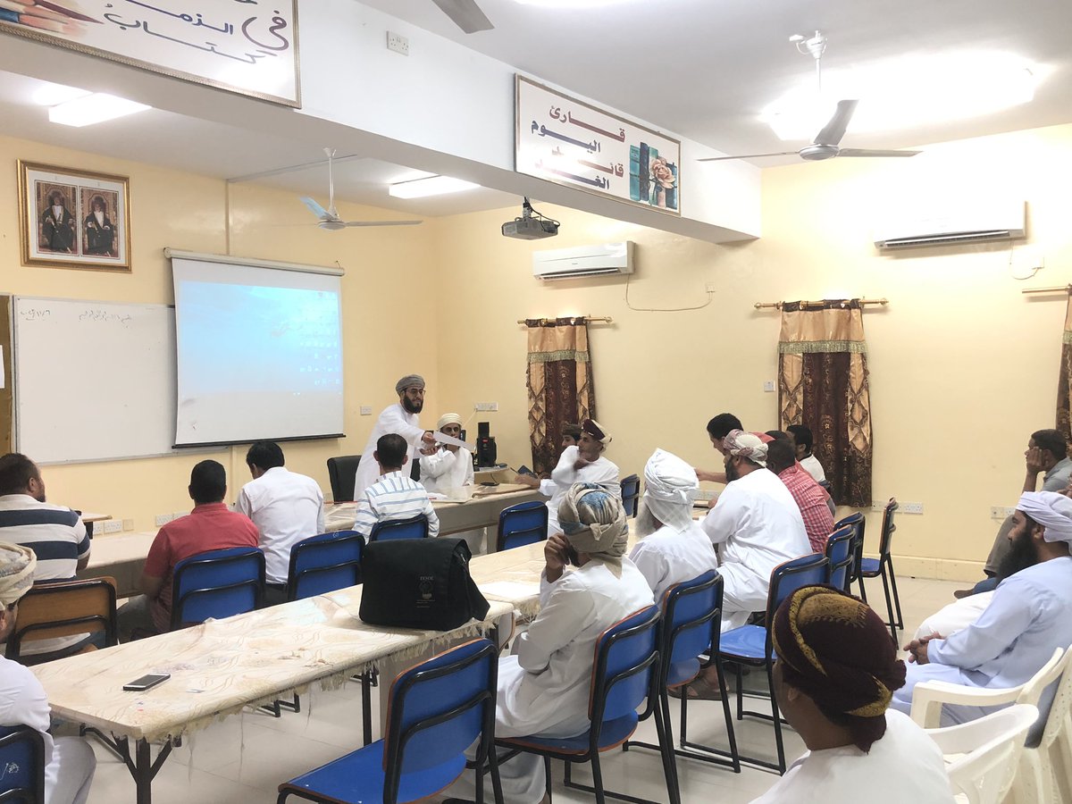 عقد مدير المدرسة الأستاذ الفاضل حميد الحارثي لقاءاً تعريفياً للكادر المدرسي لتدشين مسابقة المعلم المتميز للمعلمين وتدشين منظومة التعزيز والمخالفات الإلكترونية والتي تهدف الى تسهيل اجراءات متابعة الطلاب و تحفيز الطلاب سلوكيا والحد من الظواهر السلبية بالمتابعة الإلكترونية المستمرة.