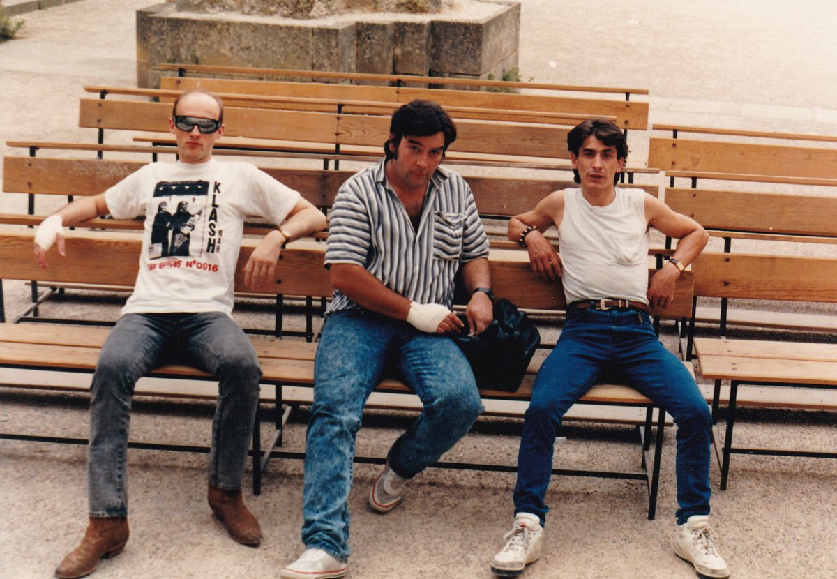 El visionado del documental "ILEGALES 82", la película de acción que acaba de dedicarnos Juan Moya, da pie a teorías que explican el porqué de esas vendas en algunas manos derechas...
Ahora mismo, puedes verlo en <a href="/MovistarPlus/">Movistar Plus+</a> 👉  bit.ly/3QC5mCi