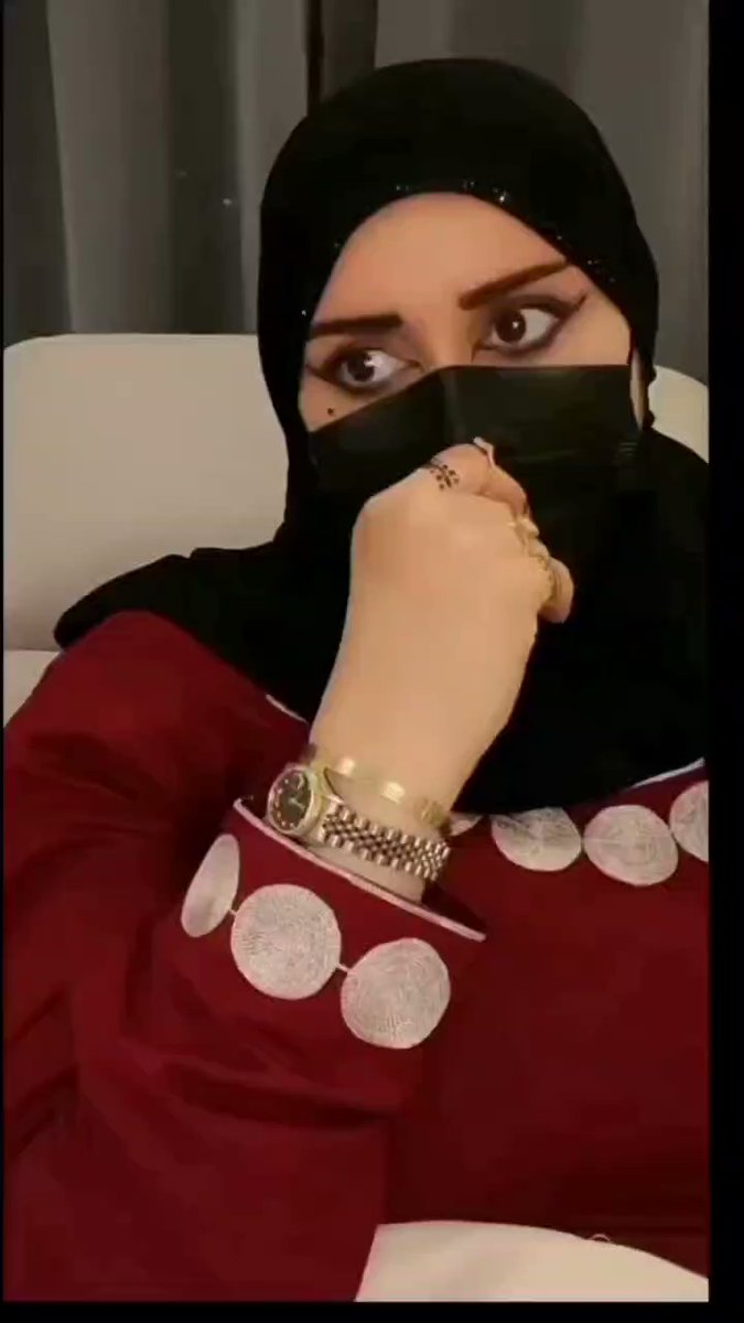 تروح للنجار تلاقي خشب خشب طايح في الأرض
تروح للخياط تلاقي قماش طايح في الأرض
تروح للحلاق تلاقي شعر طايح في الأرض
أما البنك مستحيل تلاقي شيء طايح والله حتى القلم رابطينه 🤔