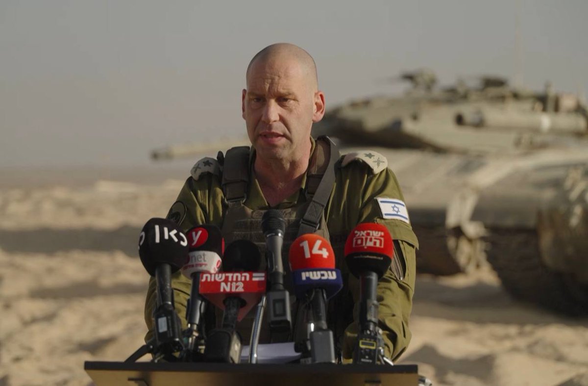 eawenews's tweet photo. 🚨Major General Yaron Finkelstein, Southern Command Chief, declares: 'We're fighting in the heart of Gaza, tackling significant centers. IDF is at the core of terror. Our focus remains on the captives held by Hamas - they guide us.' #Gaza #IDF #SecurityFocus 🎙️🔒 https://t.co/lTJv6gANQy