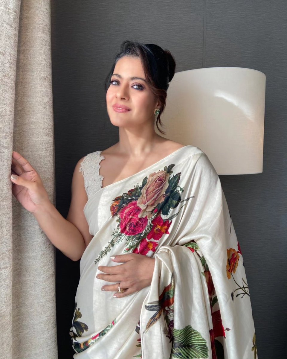 itsKajolD's tweet photo. Sun's out, puns out!

#sareelove #Sunkissed #dubai #sharjahbookfair
#spreadingjoy
#SareeNotSorry #DesertBloomSareeGlam
#DubaiSunFloralFun
#SareeSoBrightInDubaiLight https://t.co/ZQfYlkltGv