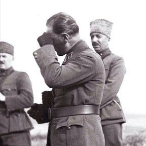 Sarı Zeybek öldü sanma, diridir;
O, dağların yine eşsiz eridir!