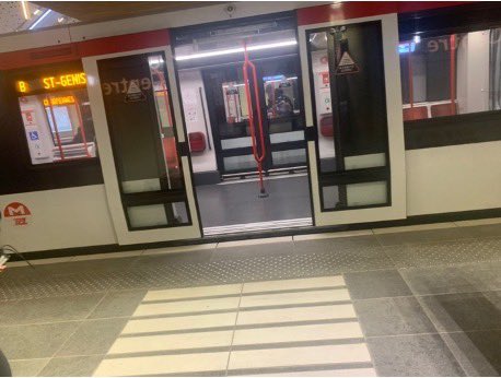 Voyager dans le métro Lyonnais devient plus sûr et plus facile pour les personnes #aveugles et #malvoyantes grâce aux nouveaux marquages de porte repérable tactilement. Une demande entendue et réalisée ! #Accessibilité 🚇🖐️ À installer sur l'ensemble des stations ! <a href="/JCKohlhaas/">JeanCharles Kohlhaas</a>