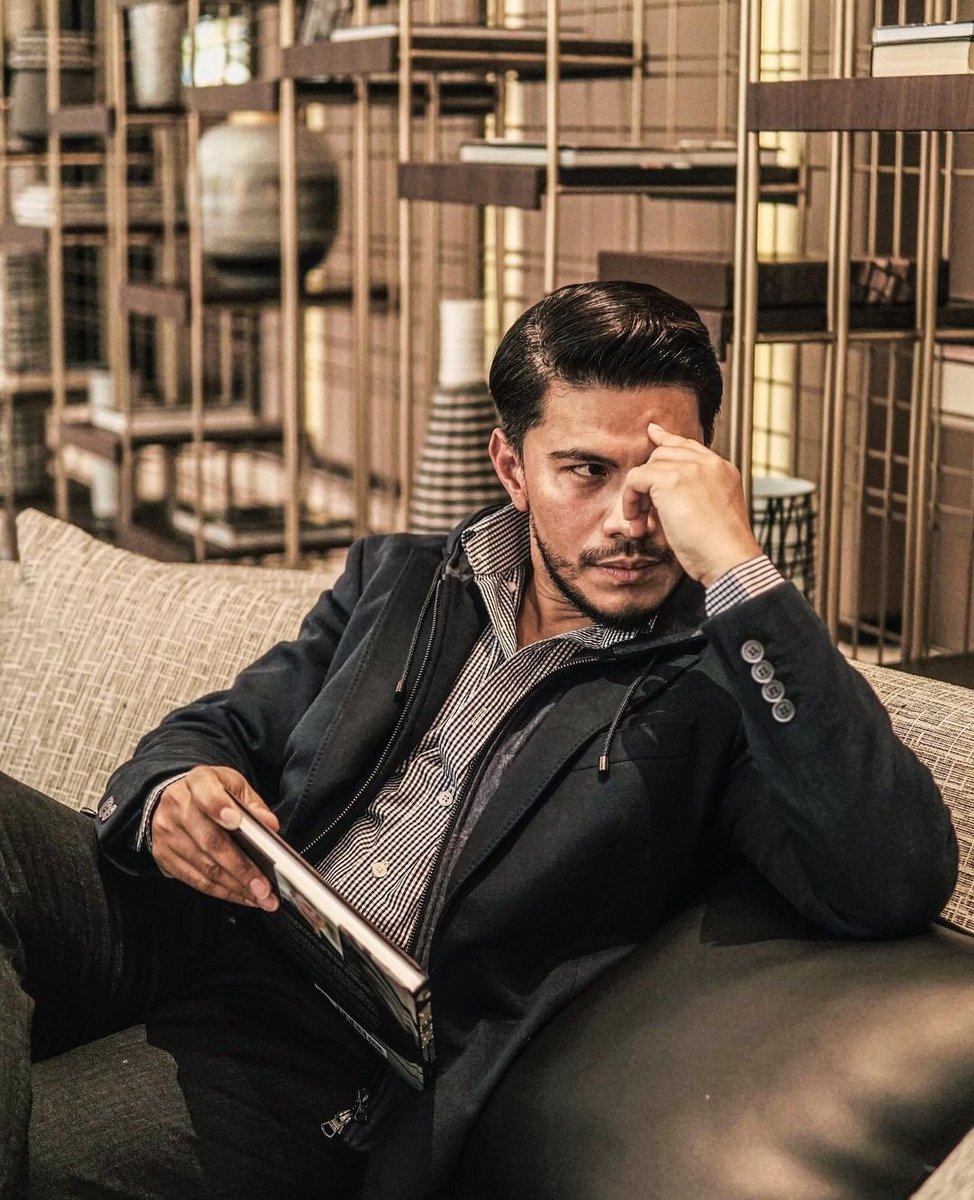 myrnanewss's tweet image. #RNANEWS #RNASELEBSTYLE If you don’t like to read, you haven’t found the right book 📚  Outfits : @hackettlondon @themeliumgroup #HowToHackett #Melium by #AzrelIsmail
