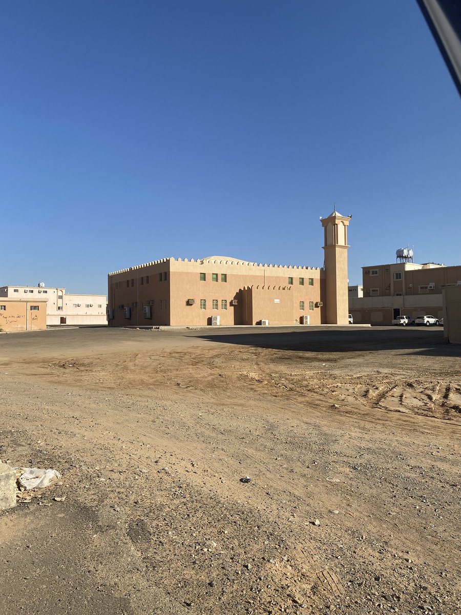 malgrne7's tweet photo. @tabukm 
 #أمانة_منطقة_تبوك
جامع نوفل بن الحارث في حي المصيف 
يحتاج الي زفلتة المواقف علما بانه تم الرفع عن طريق منصة بلدي لكن لايوجد تجاوب https://t.co/crCarEwrih