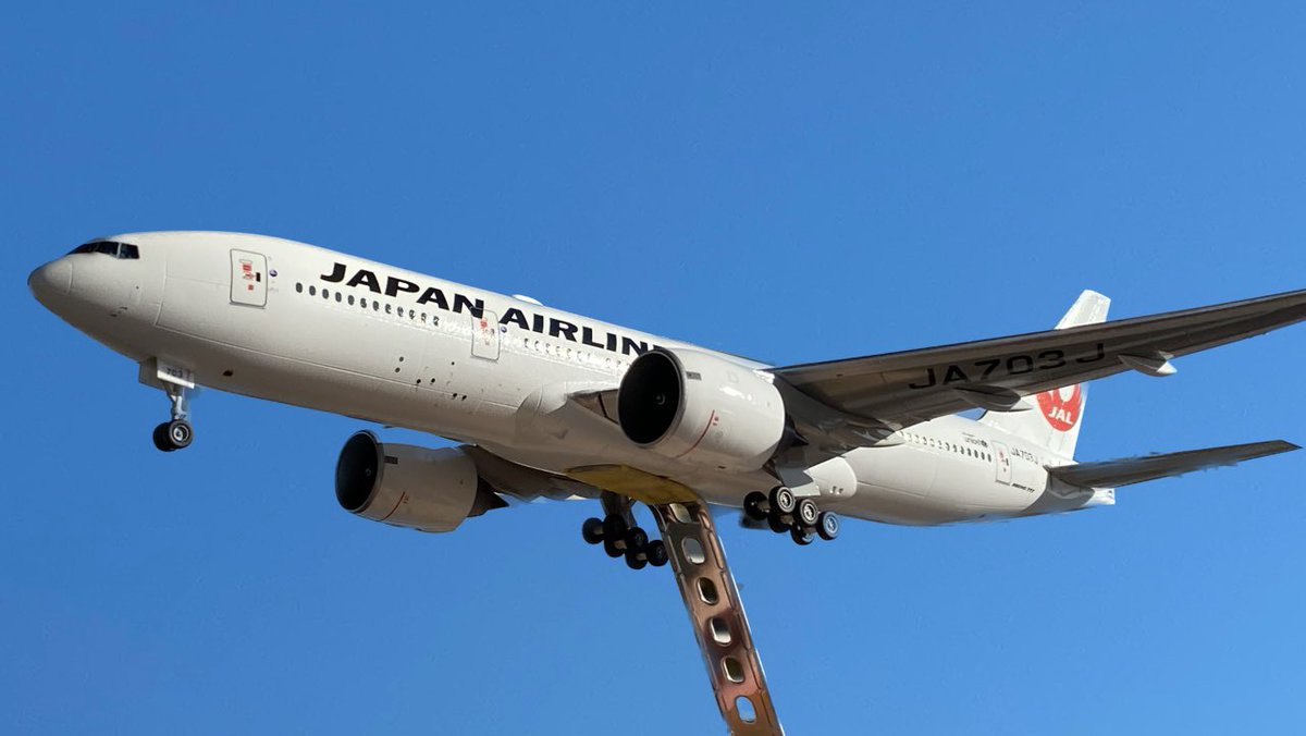 #冬の旅客機プラモ祭り24
#旅客機プラモ
#JAL #JA703J
1/200 ハセガワ
JAL ボーイング777-200ER JA703J

いよいよ4日後に勇退する国内線の777
国際線やチャーターに抜擢され、最後は日本を飛び周り親しまれた機体でした。
大きなGE90-94Bを抱えて飛び立つ姿をスケールで再現しています。