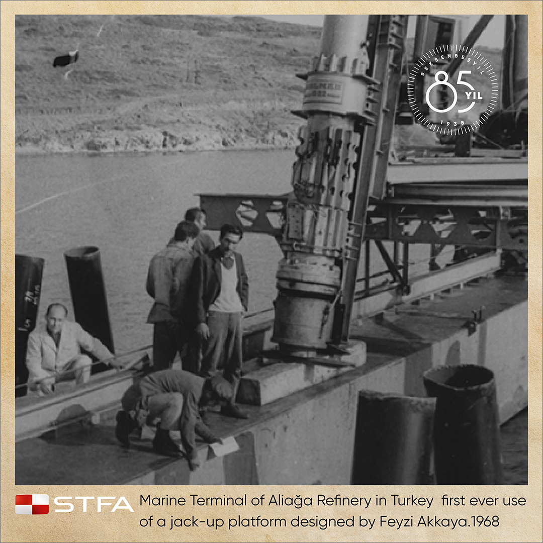 Türkiye'deki Aliağa Rafinerisinin Deniz Terminali, Feyzi Akkaya tarafından tasarlanan kaldıraçlı platformu ilk kez kullanan proje oldu. 1968

Marine Terminal of Aliağa Rafinery in Turkey first ever use of a jack-up platform designed by Feyzi Akkaya. 1968

#stfainşaat #stfaholding