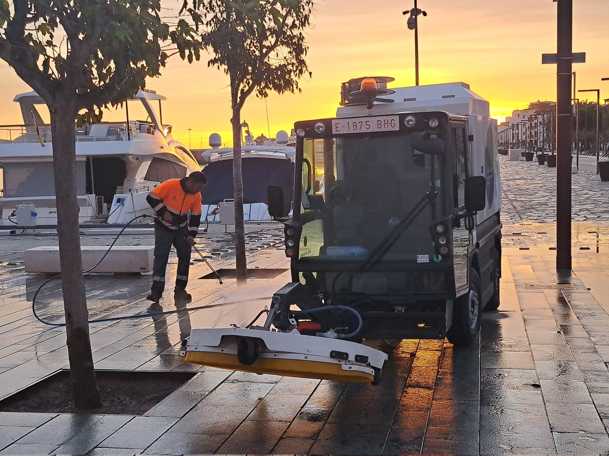 RevillaIgnacio's tweet photo. Amanece en el #puertodeibiza y el equipo de @Serveo_com regenera el suelo de Es Martell con la hidrolimpiadora - decapadora   @PortsdeBalears https://t.co/5yiIPZsZEJ