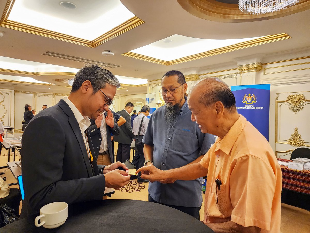 tr_trobot's tweet image. Datuk Dr Malcolm Mussen Lamoh, Deputy Minister of International Trade, Industry and Investment of Sarawak had the opportunity to visit T-Robot's booth at the MIDF Automation &amp;amp; Digital Forum Sarawak Edition held yesterday.
#trobot #midf #malaysia