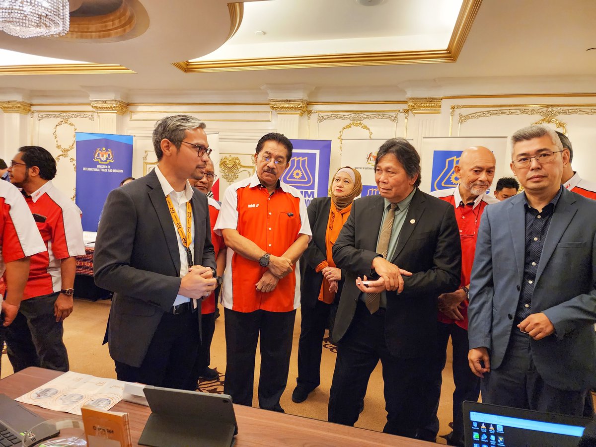 tr_trobot's tweet image. Datuk Dr Malcolm Mussen Lamoh, Deputy Minister of International Trade, Industry and Investment of Sarawak had the opportunity to visit T-Robot's booth at the MIDF Automation &amp;amp; Digital Forum Sarawak Edition held yesterday.
#trobot #midf #malaysia