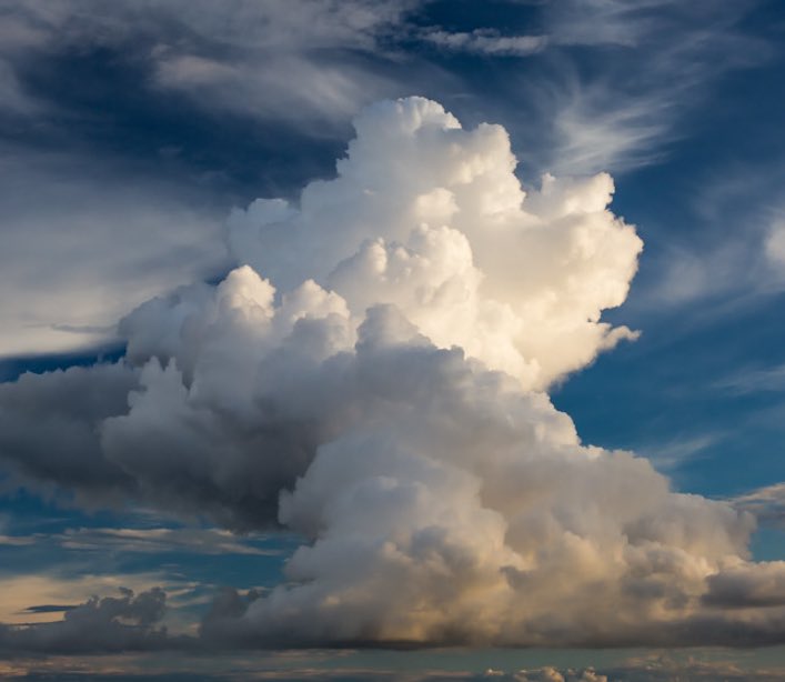 Cumulonimbus Cloud ( المزن الركامي )

هي نوع من أنواع السحب ، والذي يكون على شكل عمودي كثيف على ارتفاعات منخفضة نسبيا من على سطح الارض . يكون هذا النوع من السحب حاملا للمطر.