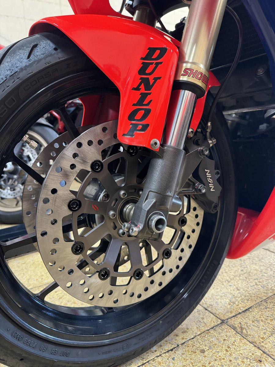 trentasette37_'s tweet image. Fブレーキローター交換。
#RC45 用は無いから、オフセット調整して取付。
#sunstar
#HONDARVF750R
#ホンダ
#Trentasette37_
#トレンタセッテ37