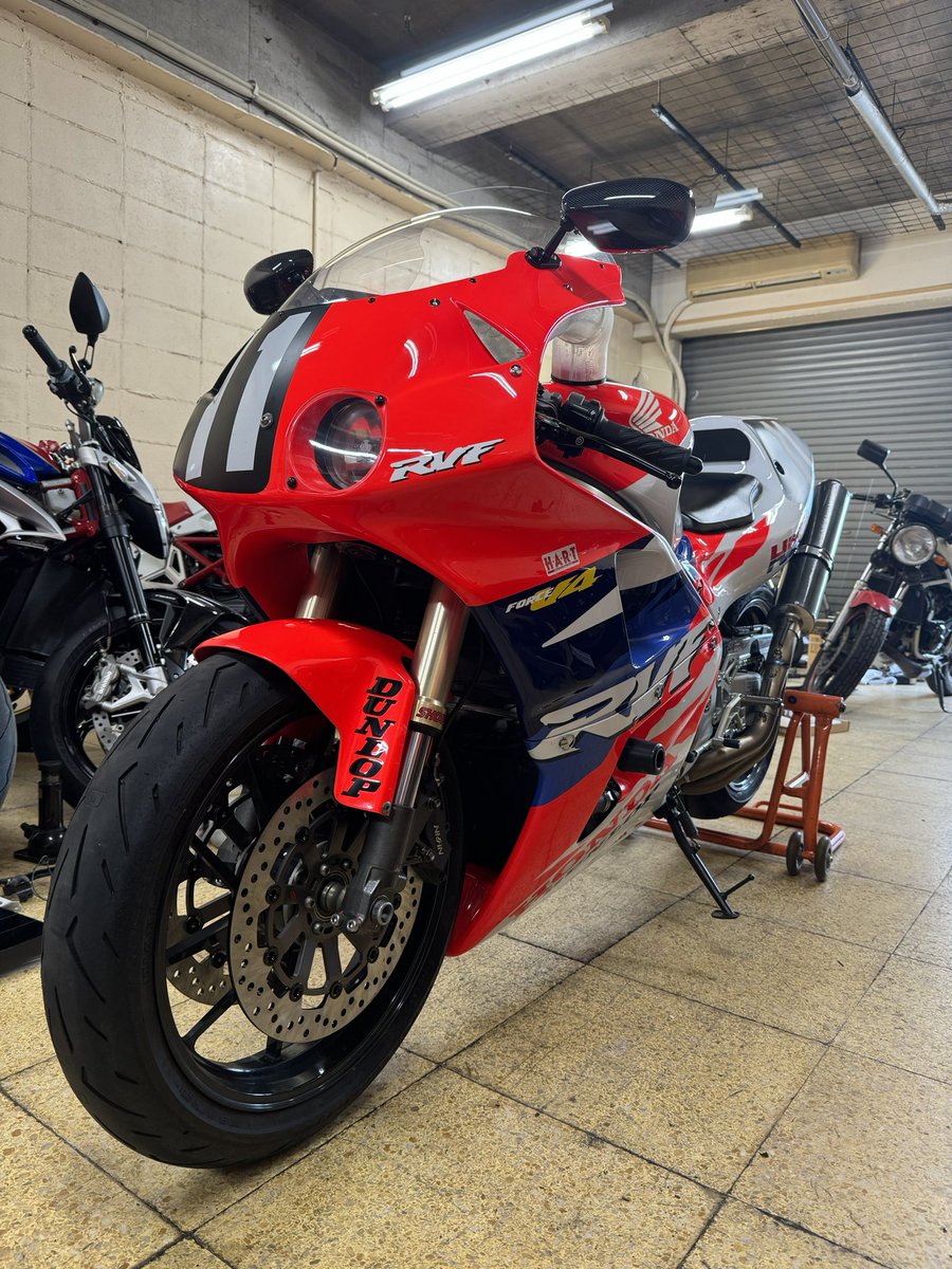 trentasette37_'s tweet image. Fブレーキローター交換。
#RC45 用は無いから、オフセット調整して取付。
#sunstar
#HONDARVF750R
#ホンダ
#Trentasette37_
#トレンタセッテ37