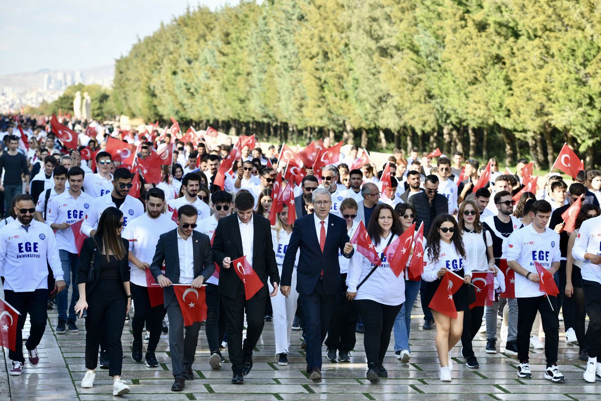 egeajans87's tweet photo. Ege Üniversitesi Heyeti, Cumhuriyetin 100. Yılında Atatürk’ün huzurunda
https://t.co/eyiv9saHKg
@UniversiteEge @ProfNecdetBudak 
#EgeÜniversitelilerAtasınınHuzurunda 
#Anıtkabir 
#EgeÜniversitesi https://t.co/PP6bIPG3yw