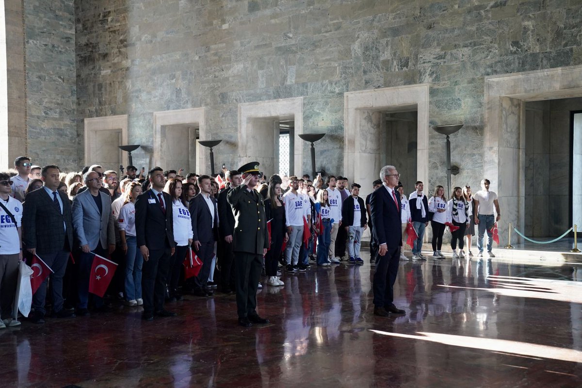 egeajans87's tweet photo. Ege Üniversitesi Heyeti, Cumhuriyetin 100. Yılında Atatürk’ün huzurunda
https://t.co/eyiv9saHKg
@UniversiteEge @ProfNecdetBudak 
#EgeÜniversitelilerAtasınınHuzurunda 
#Anıtkabir 
#EgeÜniversitesi https://t.co/PP6bIPG3yw