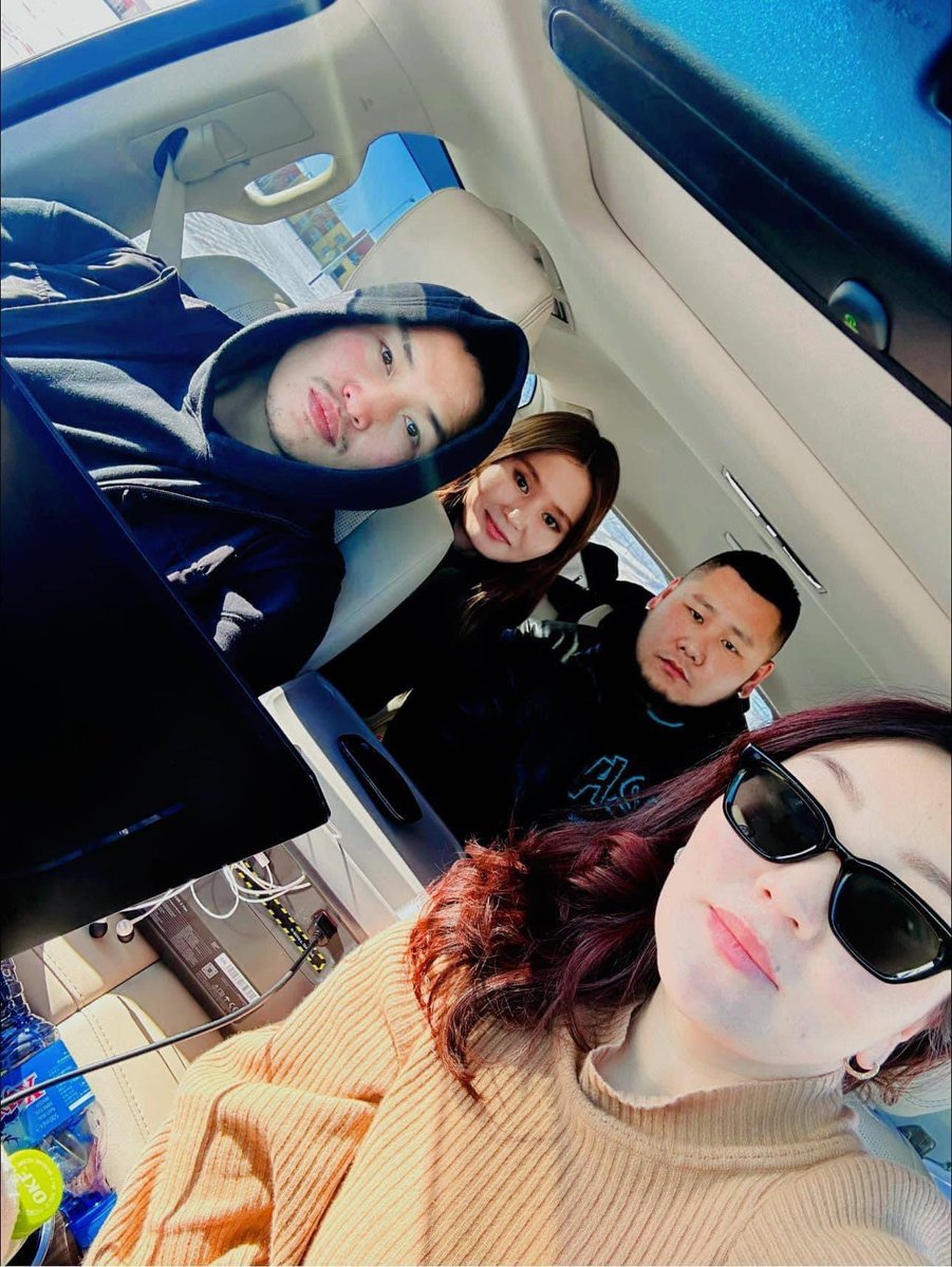 Бид урд шөнө Лүнгээс ирсээн. Өөрсдөө бензин тосоо хийгээд, ажил явдал тохиолдсон айлд жаахан жаахан мөнгө дугтуйлаад, жаахан сүү гурил базаагаад. Малчид маань маш хүнд байна. Хэдэн малаа борлуулаад Солонгос явж ажил хийхсэн, даанч виз гарахгүй гэх. Жолоогоо бариад л, хажуугаар