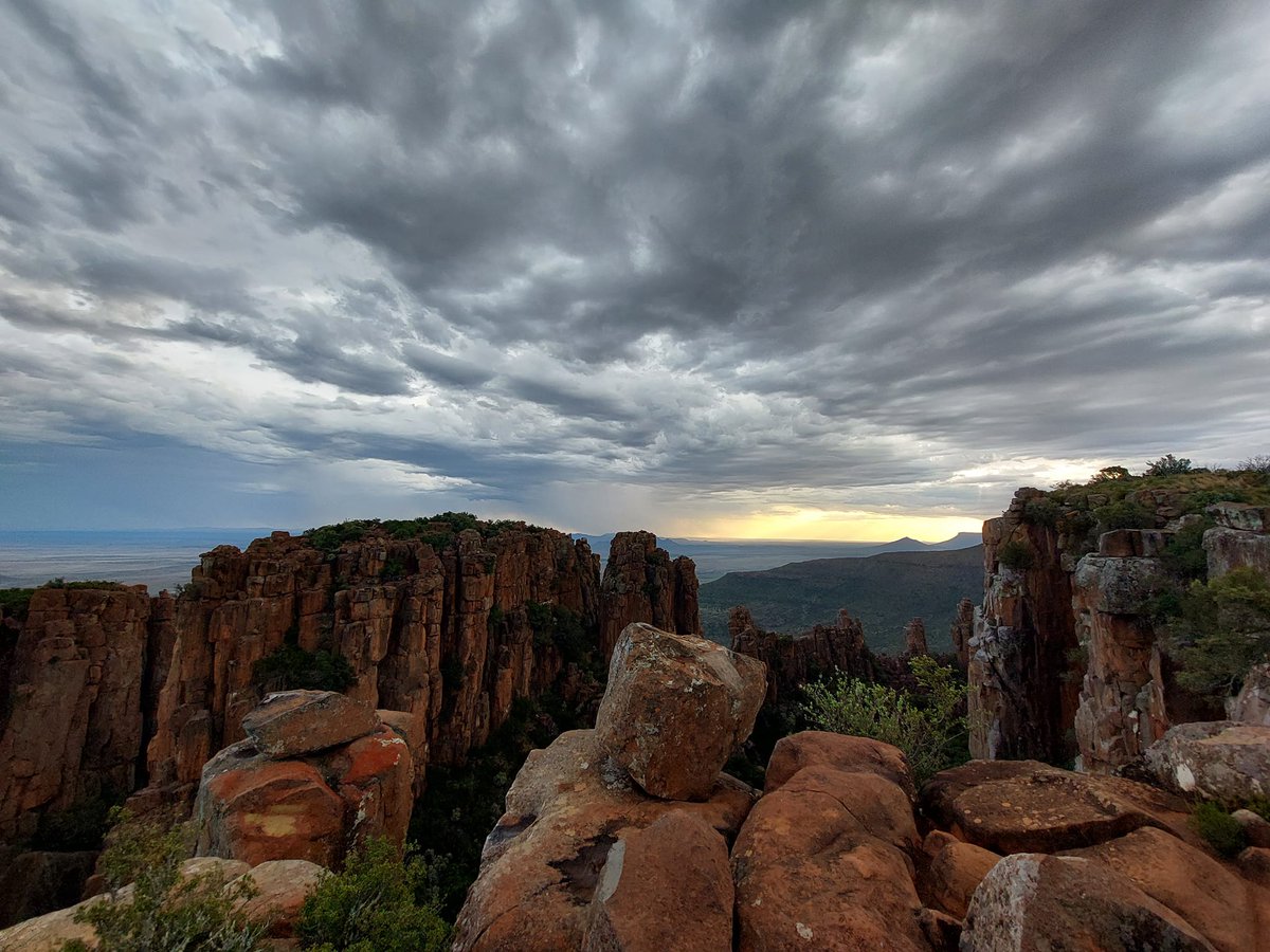 Dramatic scenes over the #ValleyOfDesolation in #CamdebooNationalPark📸The Barefoot Guide #GraaffReinet #LiveYourWild <a href="/SANParks/">SANParks</a>