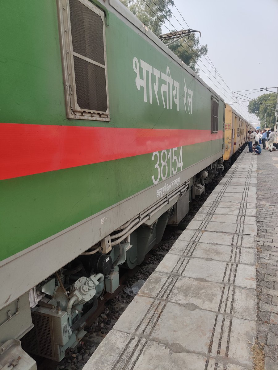 sahil95045's tweet photo. @RailwaySeva @Central_Railway @EasternRailway @NWRailways @IRCTCofficial 

my train is already delayed by approximately 2 hours, and the train engine has failed, what if I miss my next train? Does the railway take responsibility? 
My PNR - 2630536422 https://t.co/833IX0SLTp