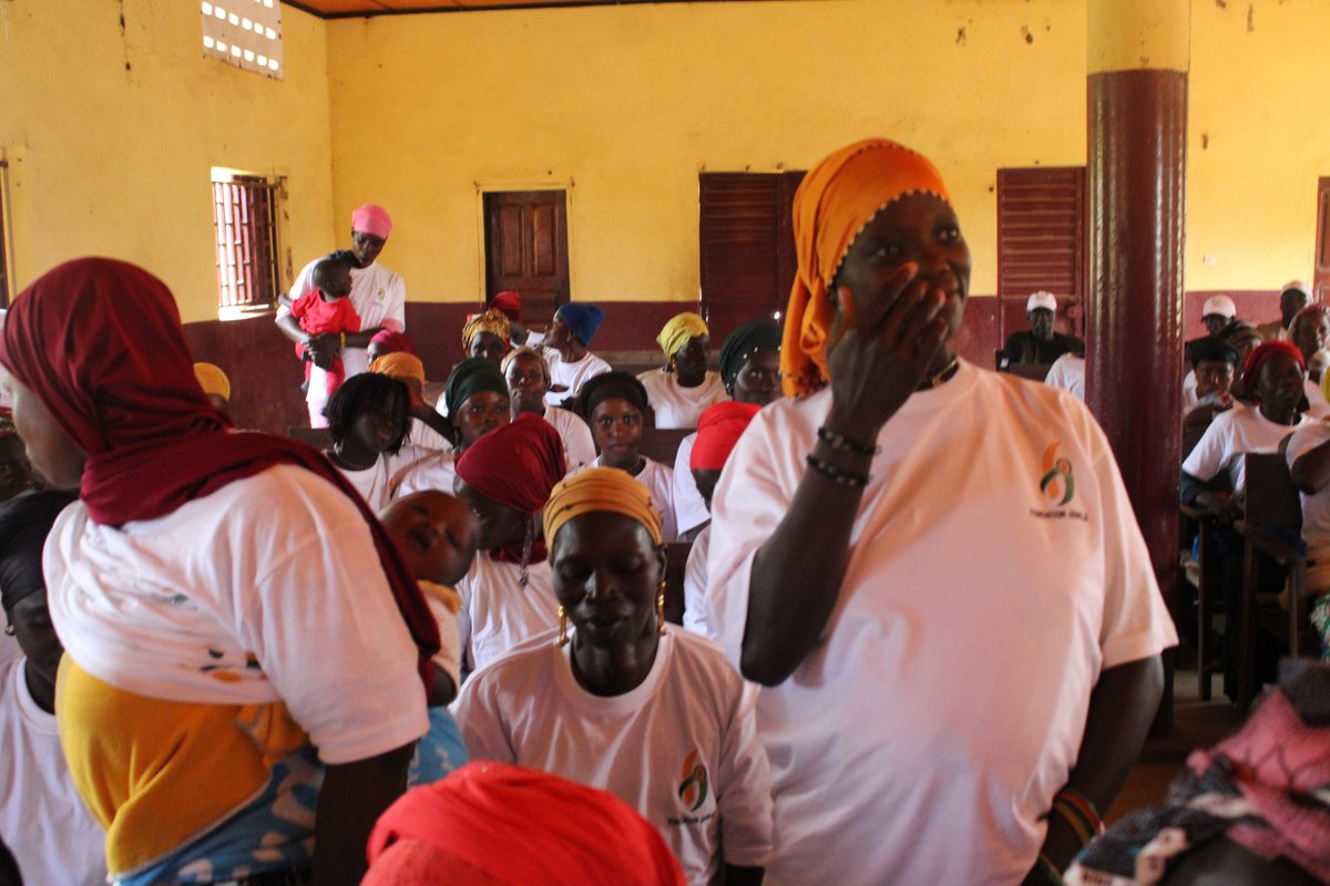 Jamilafondation's tweet photo. "100+ women entrepreneurs inspired by Coach Moussa BERETE during #PersonalDevelopment in Faranah's Gbangworia district. Thanks to #JamilaFoundation  &amp; #RioTintoSimFer #SPI_TGC, they're on the path to, developing women's Physical, Emotional, Mental, and spiritual intelligence. https://t.co/kPePyjrz4f