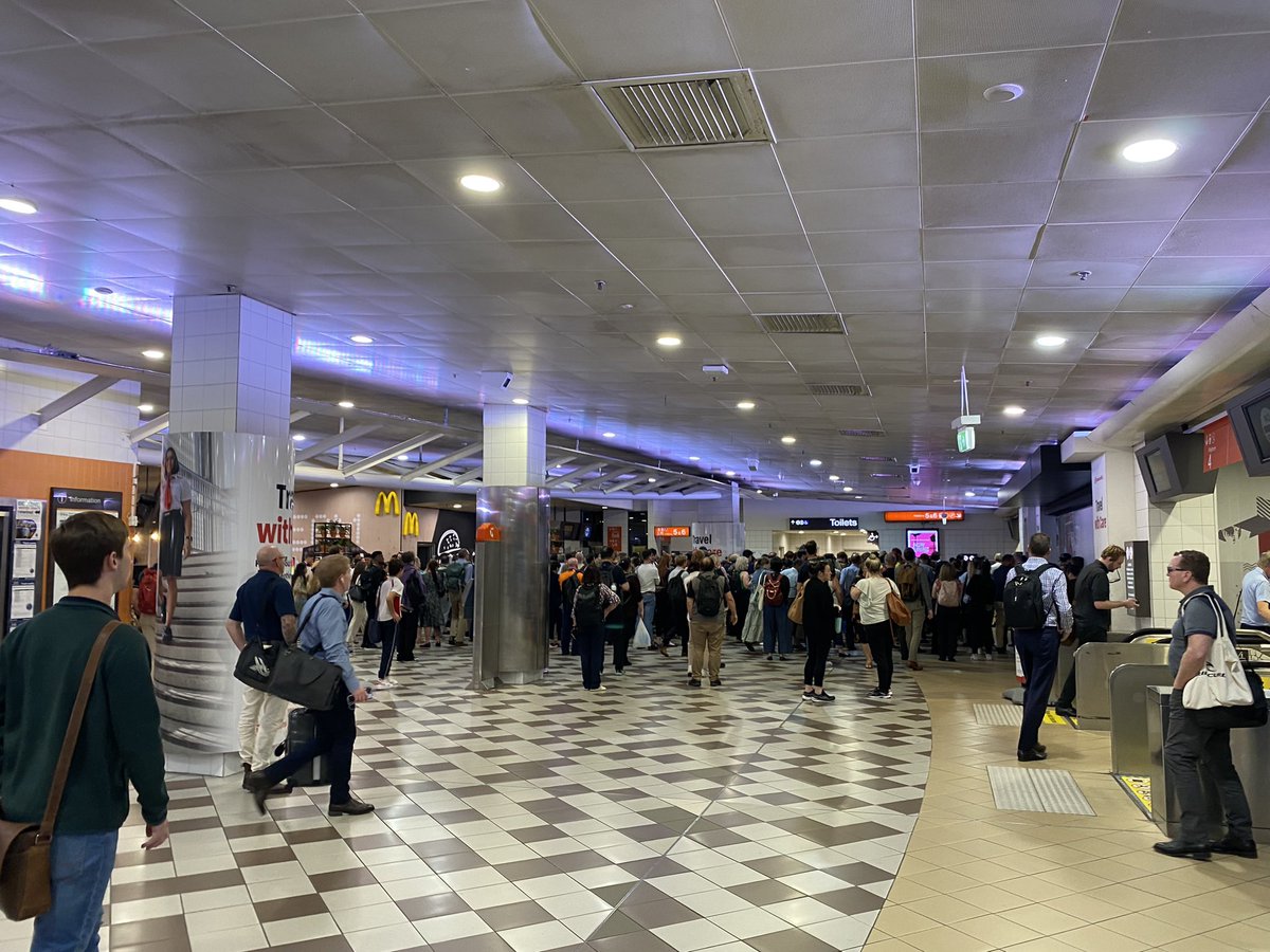 davidjfindlay's tweet image. Maior incident causing the platform 5/6 closed from access at central. Loads of people on platform but closed off at top? They’re saying 30 min delays. #bnetraffic #queenslandrail