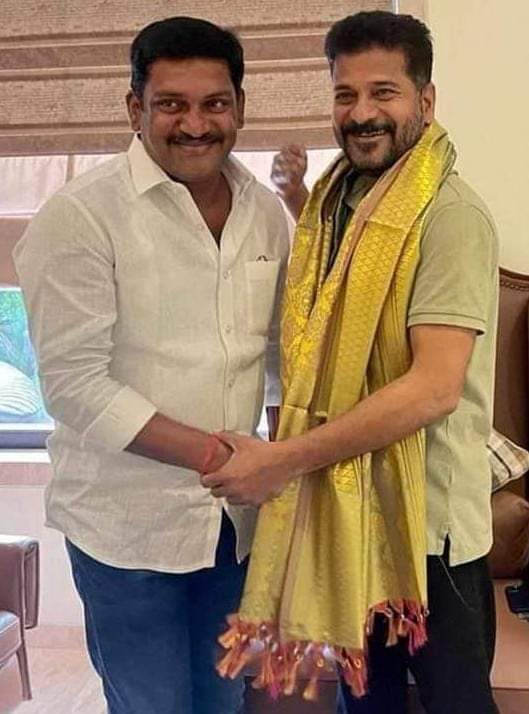 VennamDhalam's tweet photo. ప్రతి కాంగ్రెస్ కార్యకర్త  ధైర్యం
తెలంగాణ కాంగ్రెస్ పార్టీ రథసారథి
@revanth_anumula
  శ్రీ. ఎనుముల రేవంత్ రెడ్డి గారికి
 జన్మదిన శుభాకాంక్షలు..
#HappyBirthdayRevanthAnna
వెన్నం శ్రీకాంత్ రెడ్డి TPCC రాష్ట్ర ప్రధాన కార్యదర్శి
@kiran_chamala @sreekanthvennam https://t.co/75jRM0Y6op