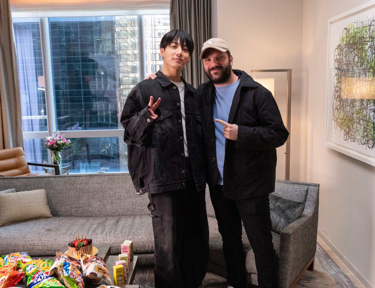 iku_kook's tweet photo. Michael Ratner with  Jungkook😳

マイケルDラトナーはYouTubeのドキュメンタリーシリーズで非常に有名な方

ジョングクのドキュ来るんですか⁈⁈
ﾄﾞｷﾄﾞｷﾄﾞｷﾄﾞｷ😳💜🎥

↓韓国のお菓子がたくさんwww
#JUNGKOOK #MichaelRatner https://t.co/JwNawmkzJK