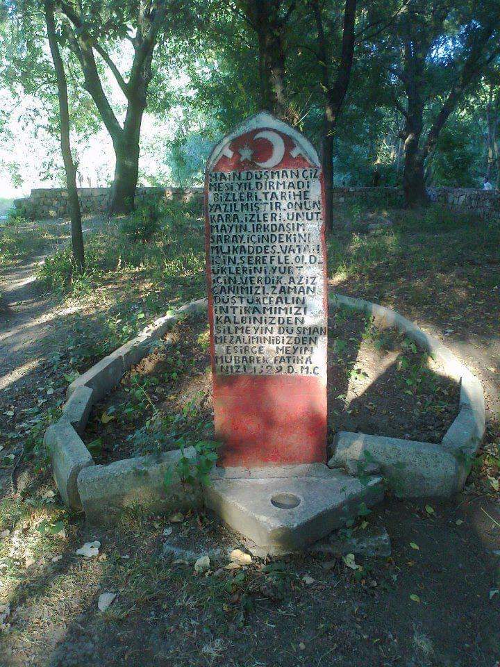 #Edirne Sarayiçi Tunca Adası 1993 yılında yapılan sembolik Balkan Şehitliğinin #Tunca nehri kısmında kuytuda kalan orjinal Balkan Şehitliği Edirne Muharebeleri sonrası esir düşüp ağaç kabuklari yiyen esir Askerlerimiz medfun burada.. Aziz Ruhları Şad olsun