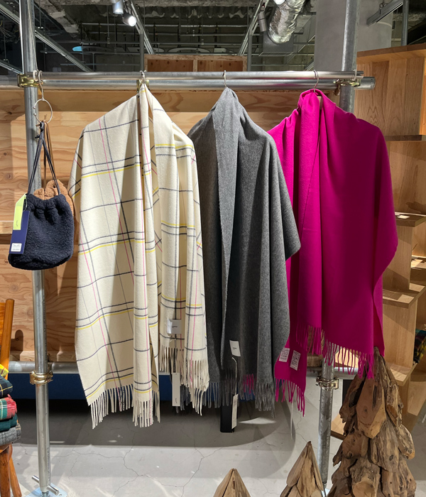 日本最大の毛織物産地にて50年以上続いた織工場のアイデンティティーを引き継ぐT’acca inc. とalpha.co.ltdの南貴之の協業により生まれた「loomer」。

2023AWコレクションでは大盤のブランケットからギフトにぴったりアイテムまで、幅広くご覧いただけます。

cibone.com/news_exhibitio…