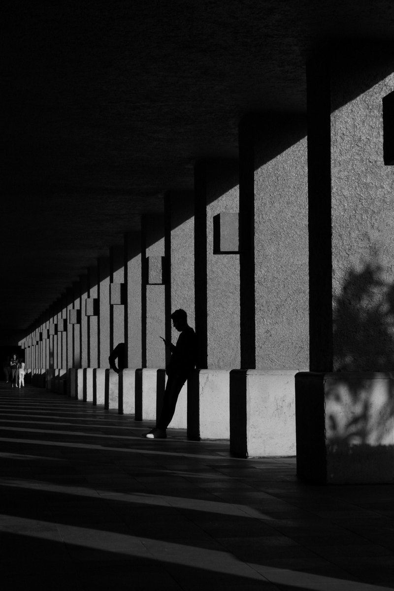 Dariof71's tweet photo. Rodeado de sombras, cafés, cartas y fotografías. https://t.co/xhof7Y7U9U