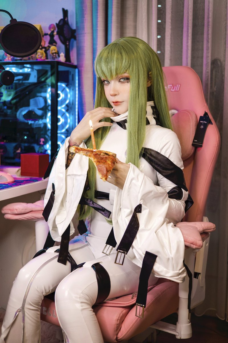 yuji_koi's tweet image. Happy 28th birthday to me 💝

C.C cosplay 
Lens: Urban Layer Gogh Grey @askUNIQSO code “yujikoi” for 12% discount

Full set of 11 sfw pics are available on my Patreon ✨ 

#cccodegeass #codegeass #cccosplay #cc #yujikoi #yujihannah #birthdaygirl #codegeasscc #lelouch